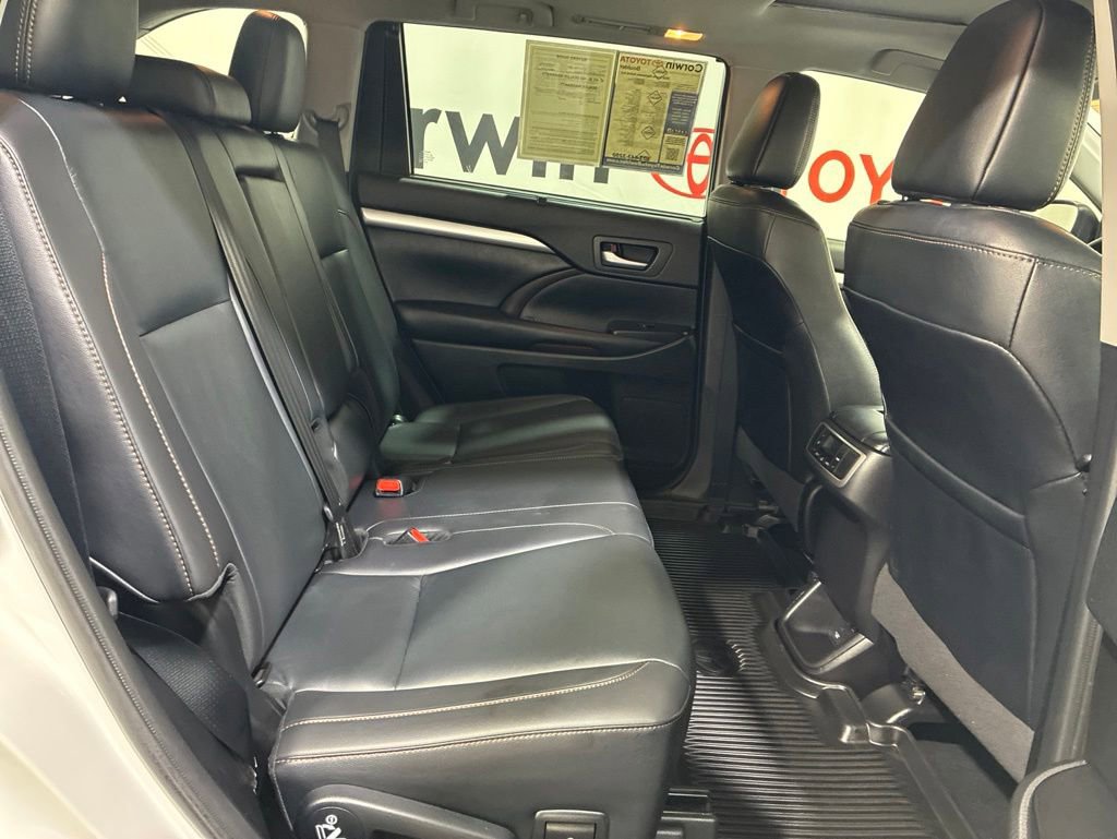 Used 2019 Toyota Highlander XLE w/ Carpet Mat Package (TMS) AWD/4WD image 15