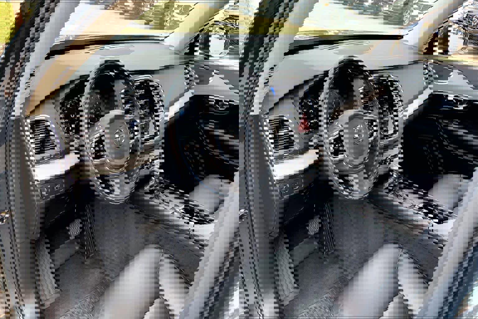 Used 2021 Volvo XC90 T5 Momentum w/ Protection Package Premier image 17