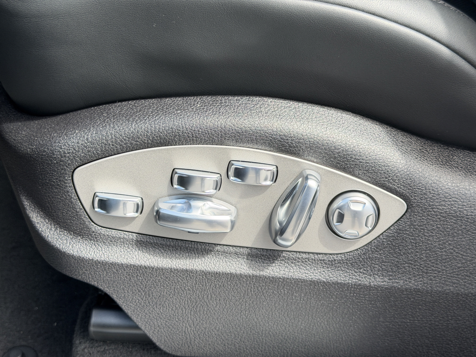 New 2026 Porsche Macan AWD/4WD image 22