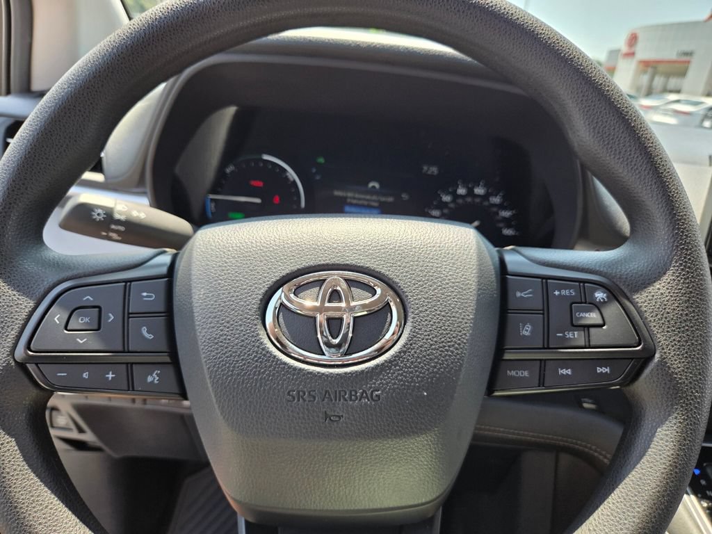 Certified 2025 Toyota Sienna LE FWD image 23