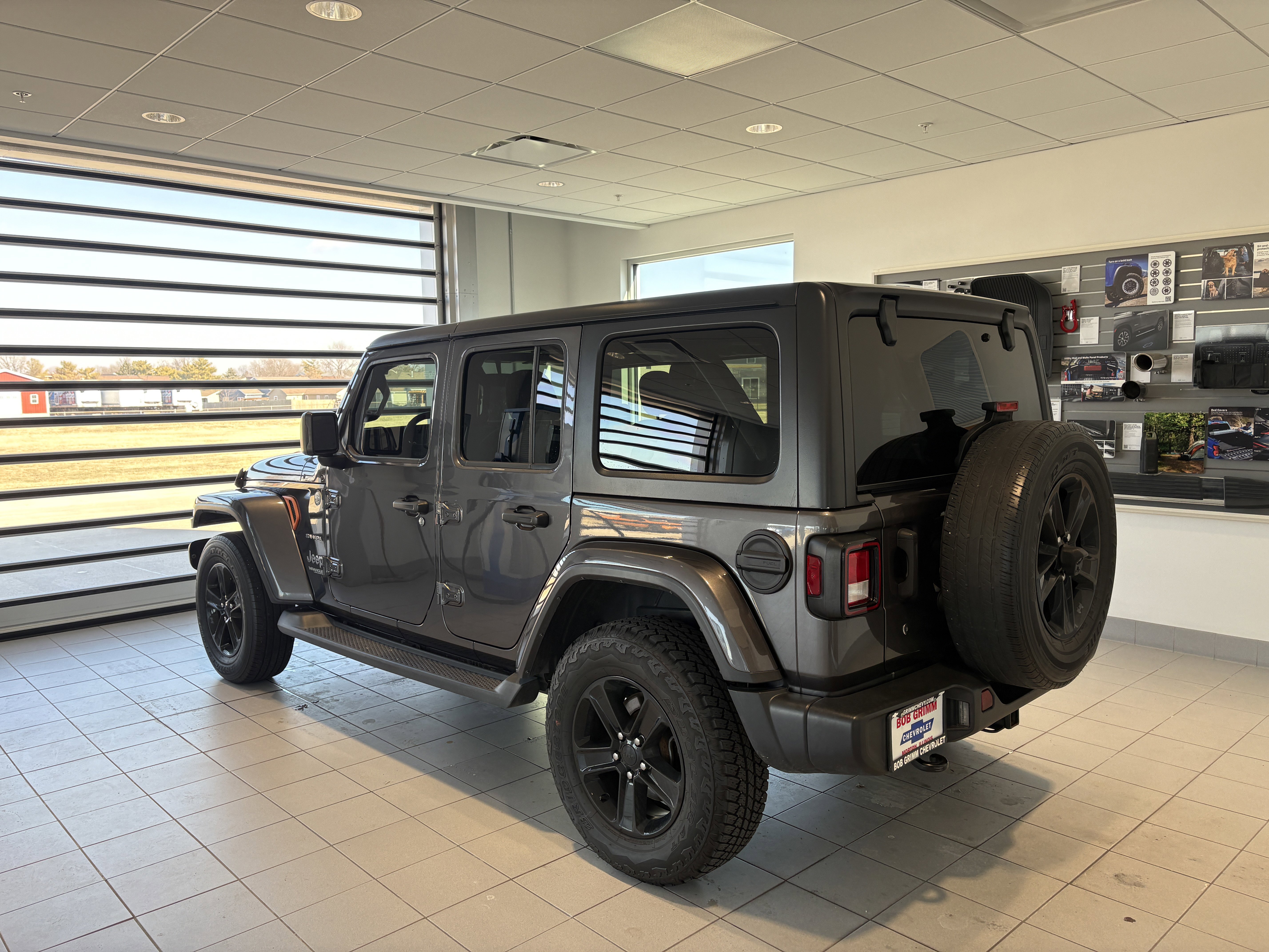 Used 2019 Jeep Wrangler Unlimited Sahara AWD/4WD image 3