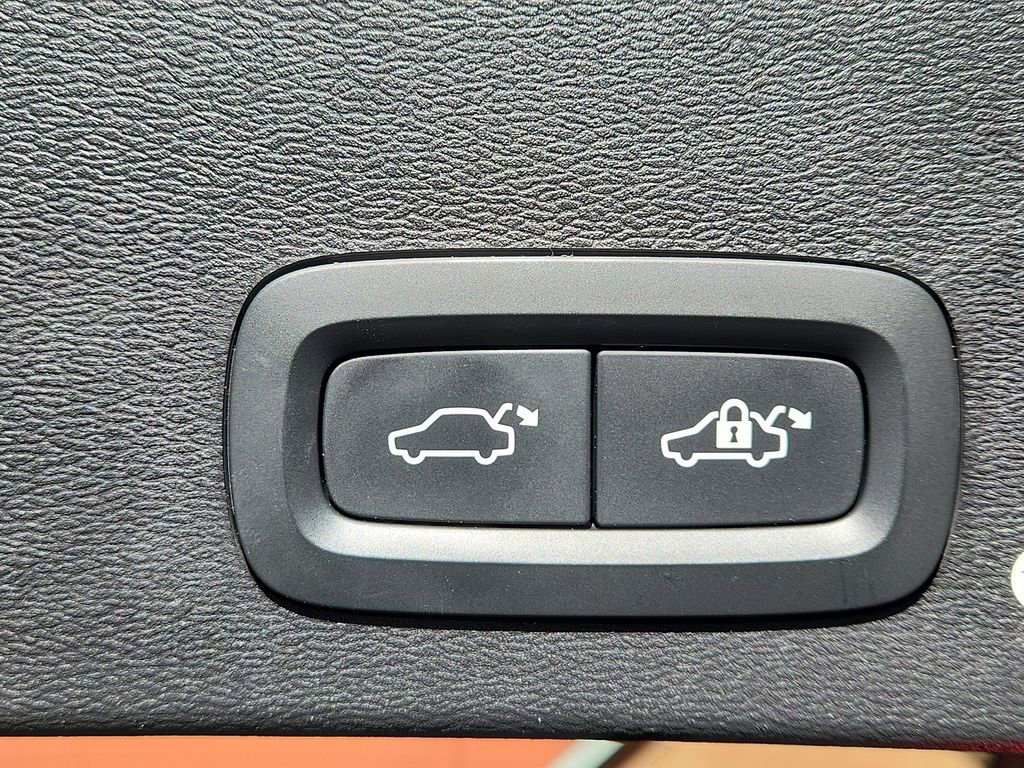 Used 2020 Volvo XC40 T5 R-Design w/ Protection Package Premier image 25