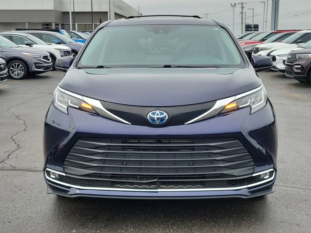 Used 2022 Toyota Sienna XLE image 2