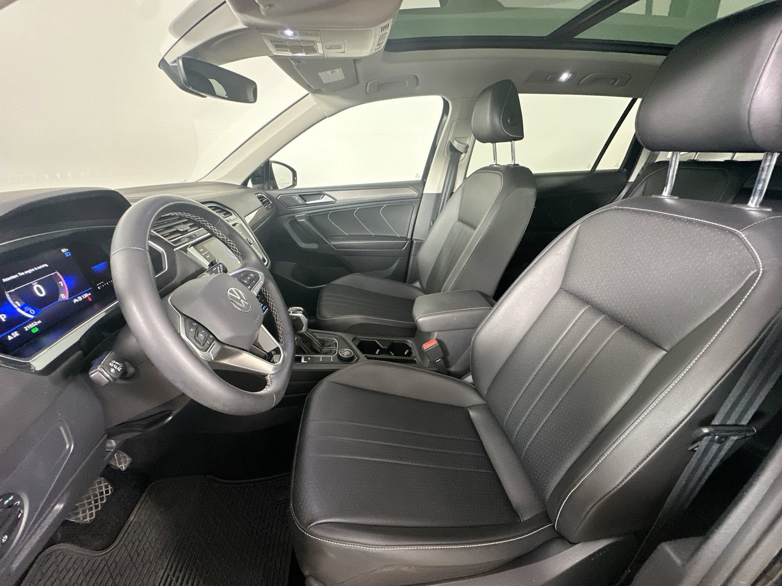 Certified 2023 Volkswagen Tiguan SE w/ Panoramic Sunroof Package AWD/4WD image 34