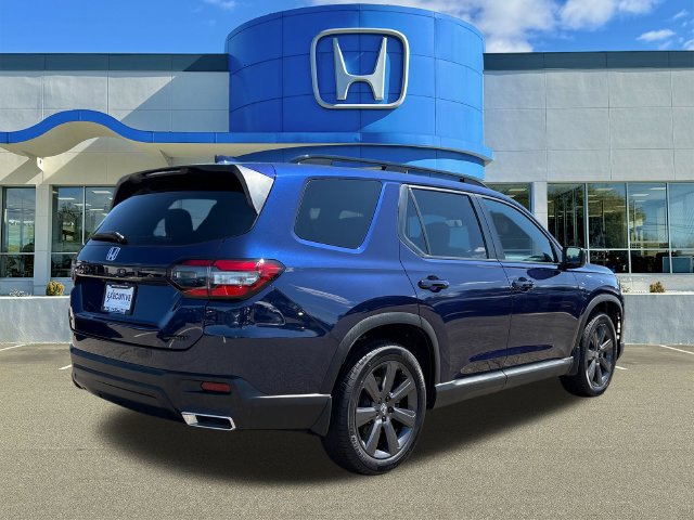 Used 2025 Honda Pilot Sport image 2