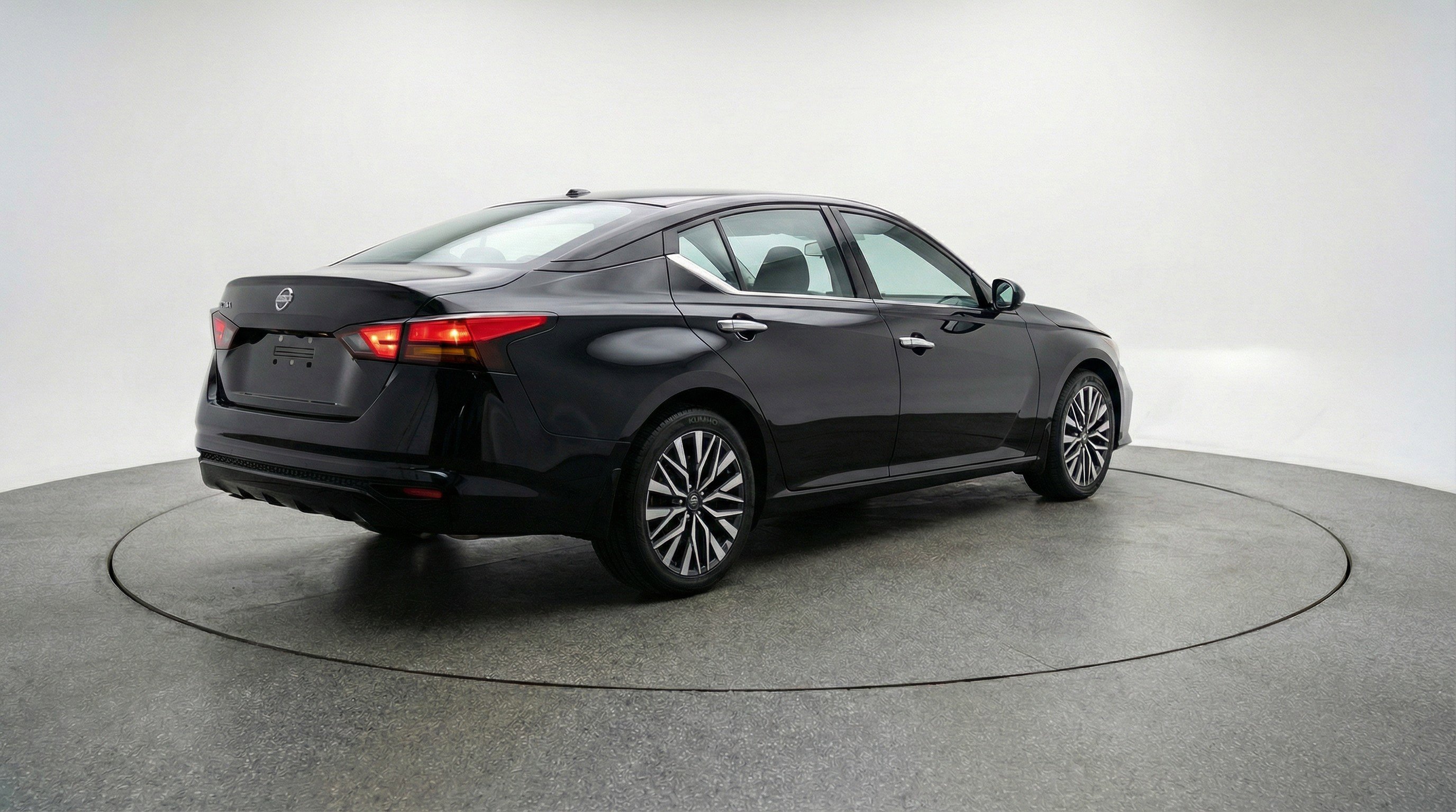Used 2025 Nissan Altima 2.5 SV image 9