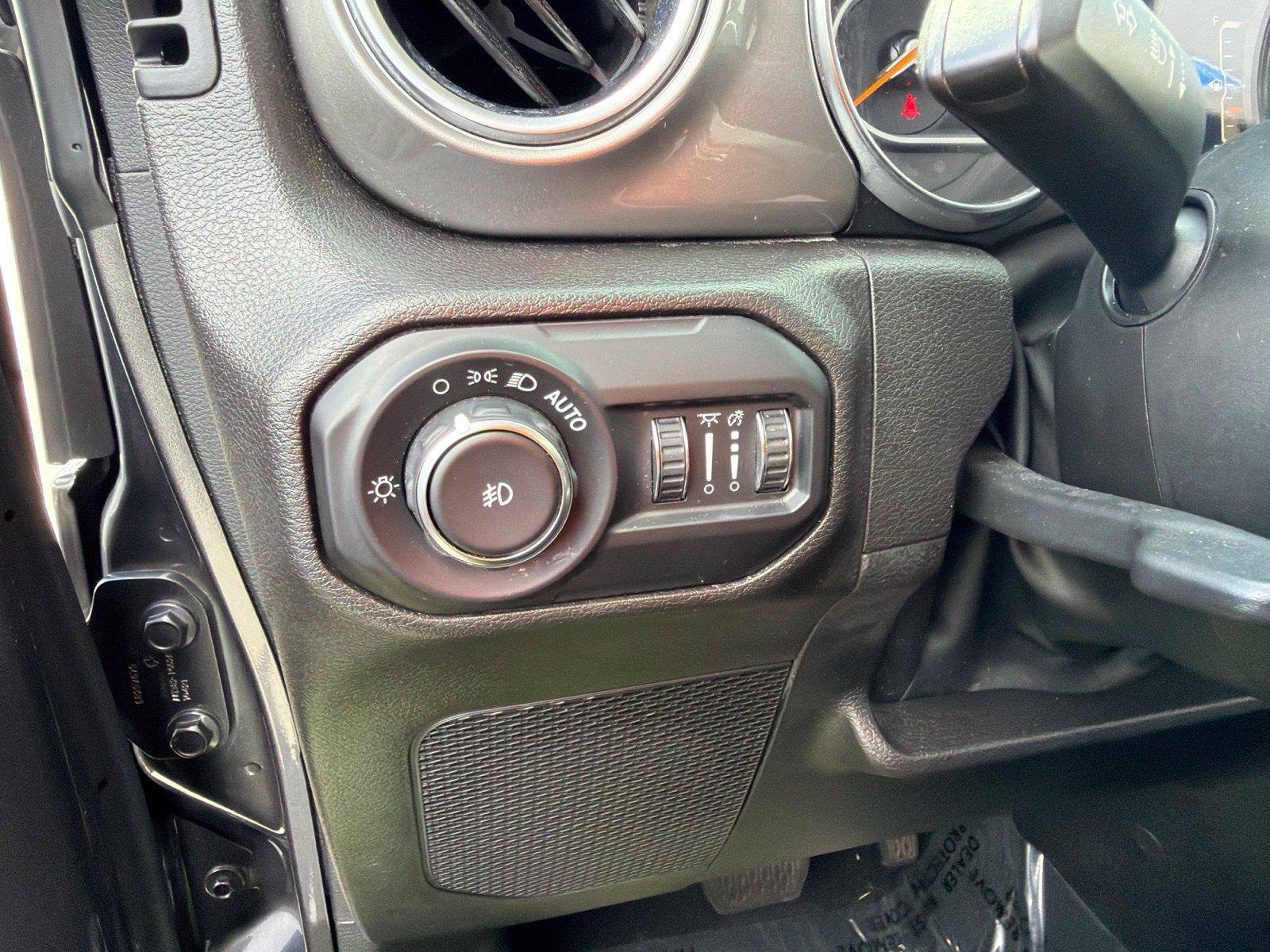 Used 2022 Jeep Wrangler Unlimited Sahara AWD/4WD image 27