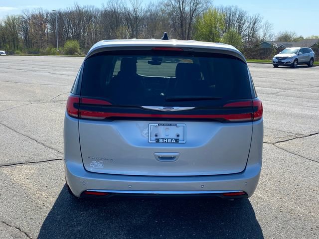 Used 2024 Chrysler Pacifica Touring-L FWD image 4