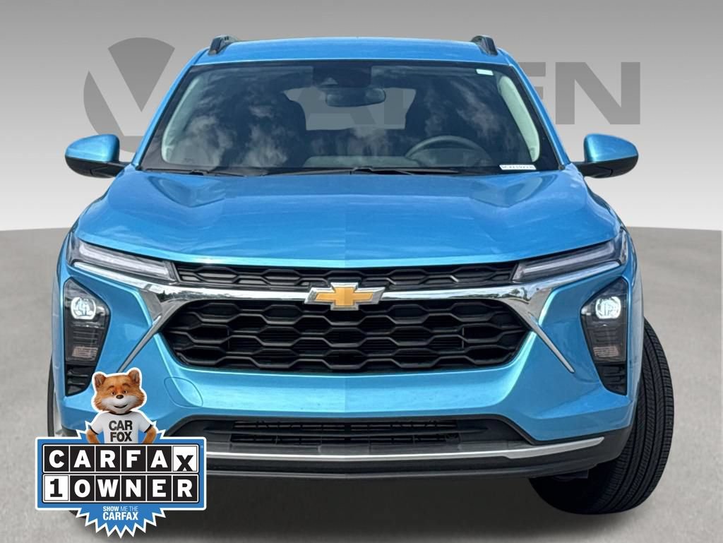 Used 2025 Chevrolet Trax LT FWD image 2