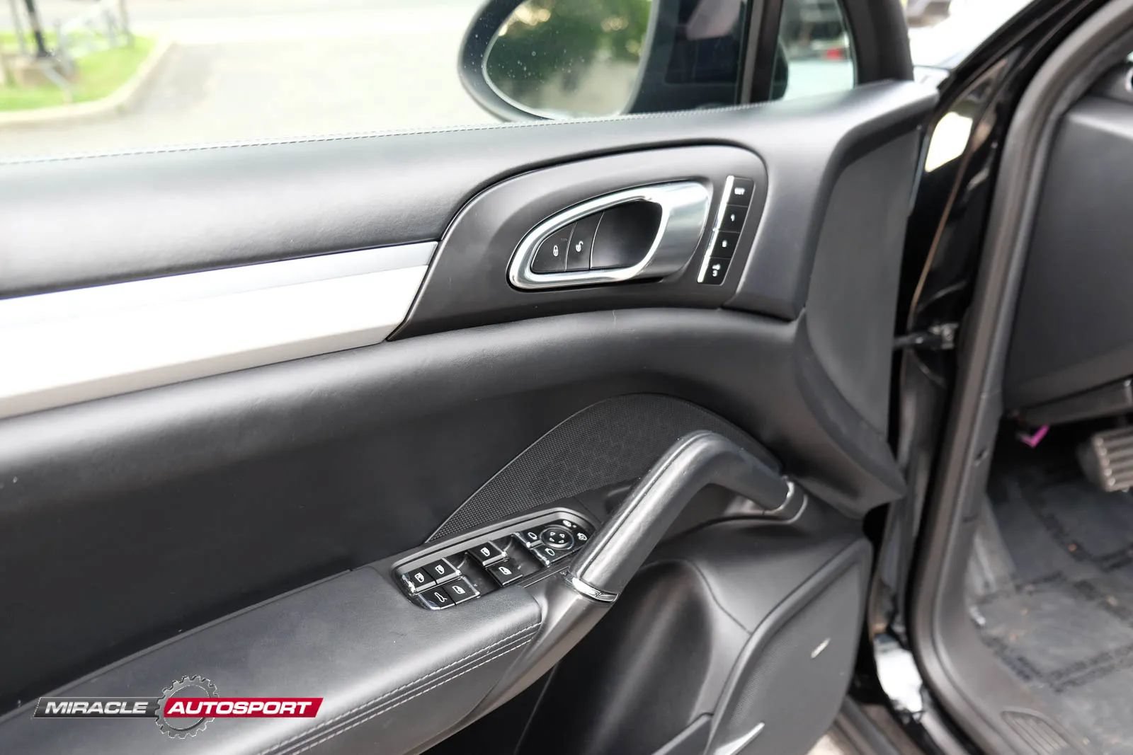 Used 2014 Porsche Cayenne Turbo AWD/4WD image 16