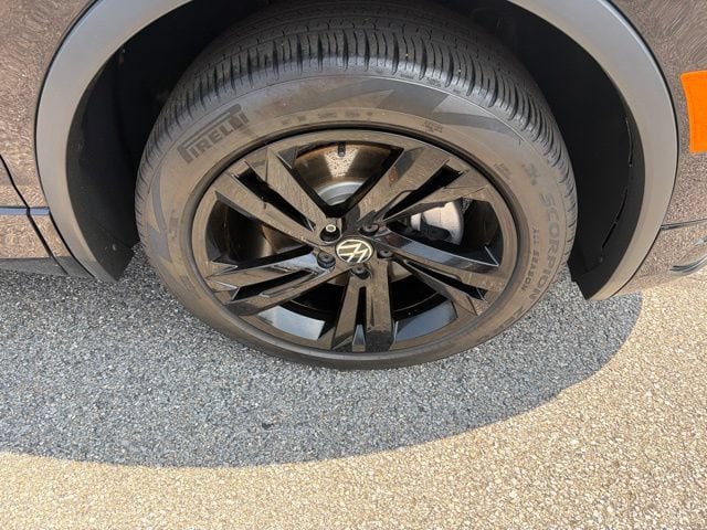 Certified 2024 Volkswagen Tiguan SE R-Line AWD/4WD image 30