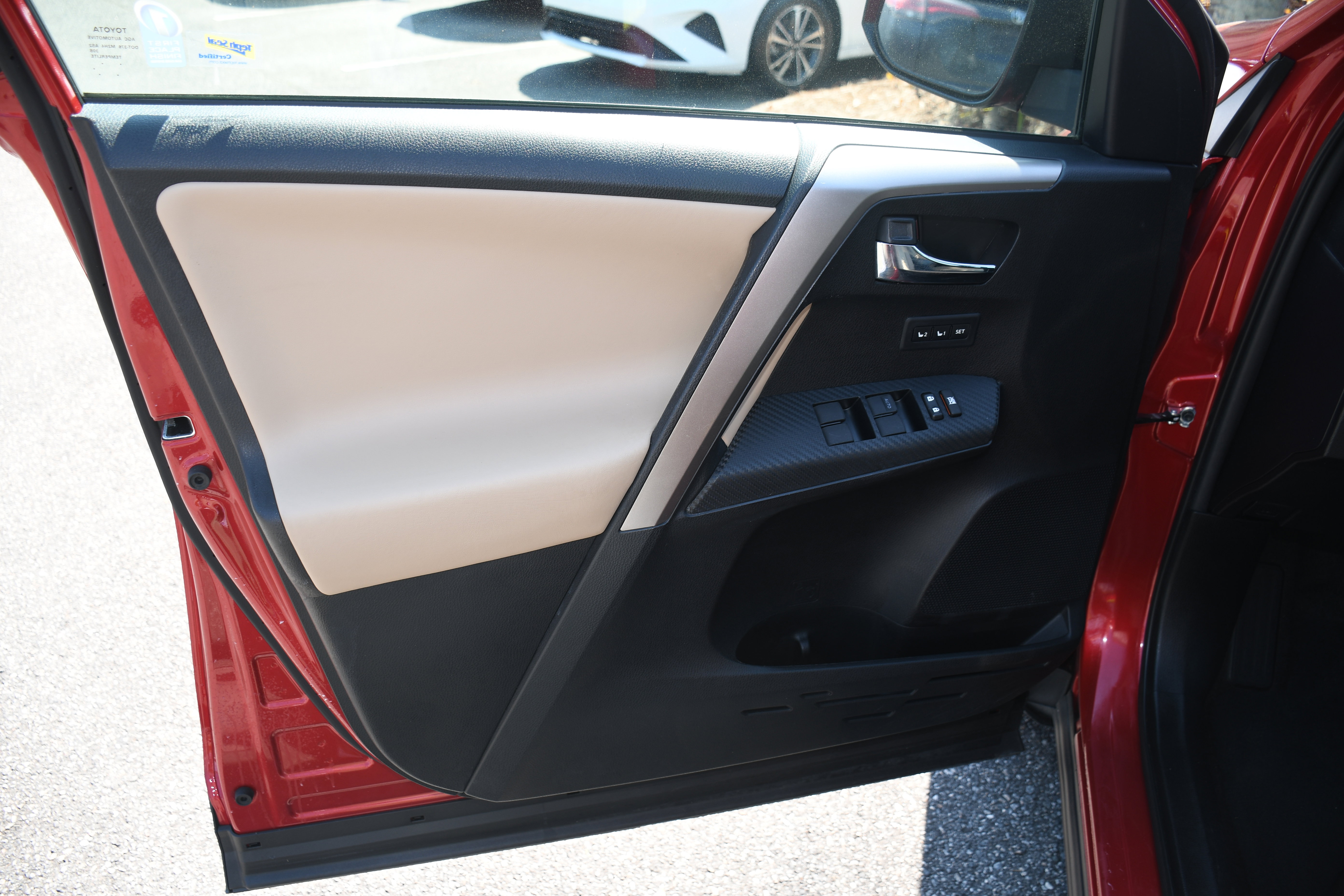 Used 2015 Toyota RAV4 Limited w/ Technology Package image 10