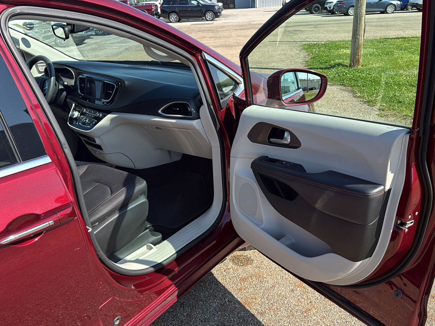 Used 2018 Chrysler Pacifica Touring Plus FWD image 42