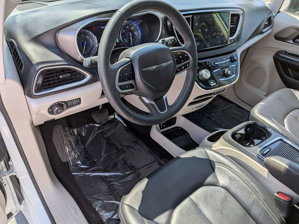 Used 2024 Chrysler Pacifica Touring-L image 14