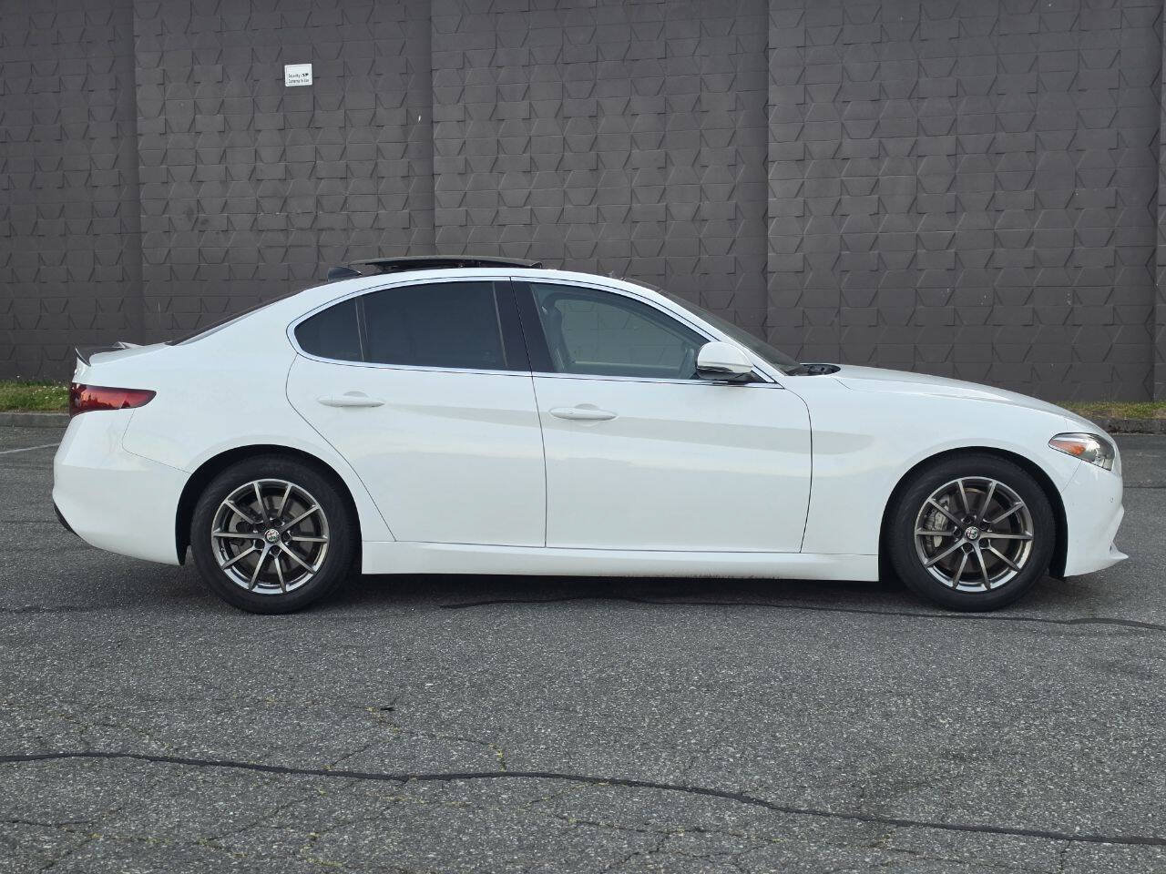 Used 2018 Alfa Romeo Giulia RWD image 8
