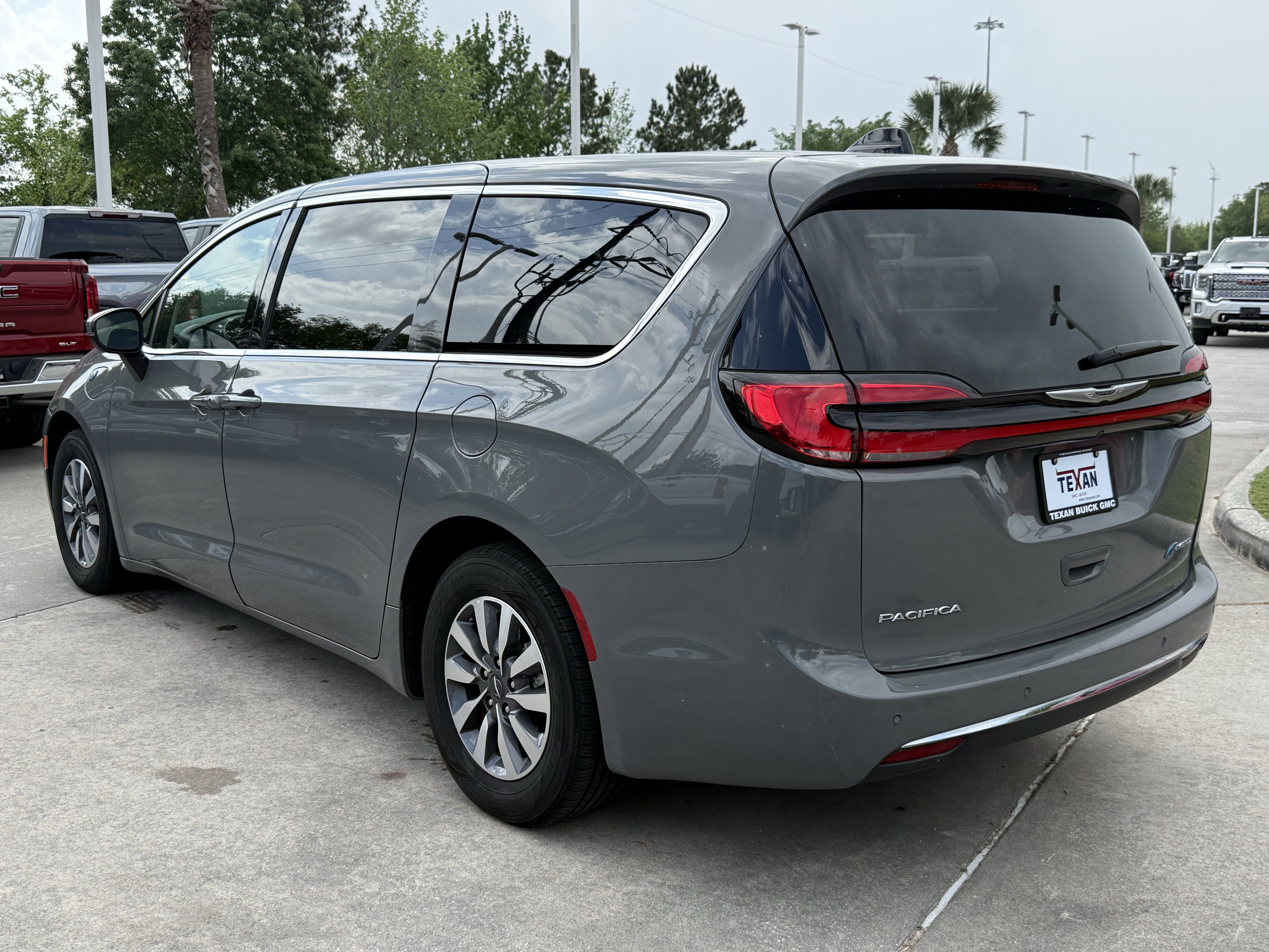 Used 2023 Chrysler Pacifica Touring-L image 7