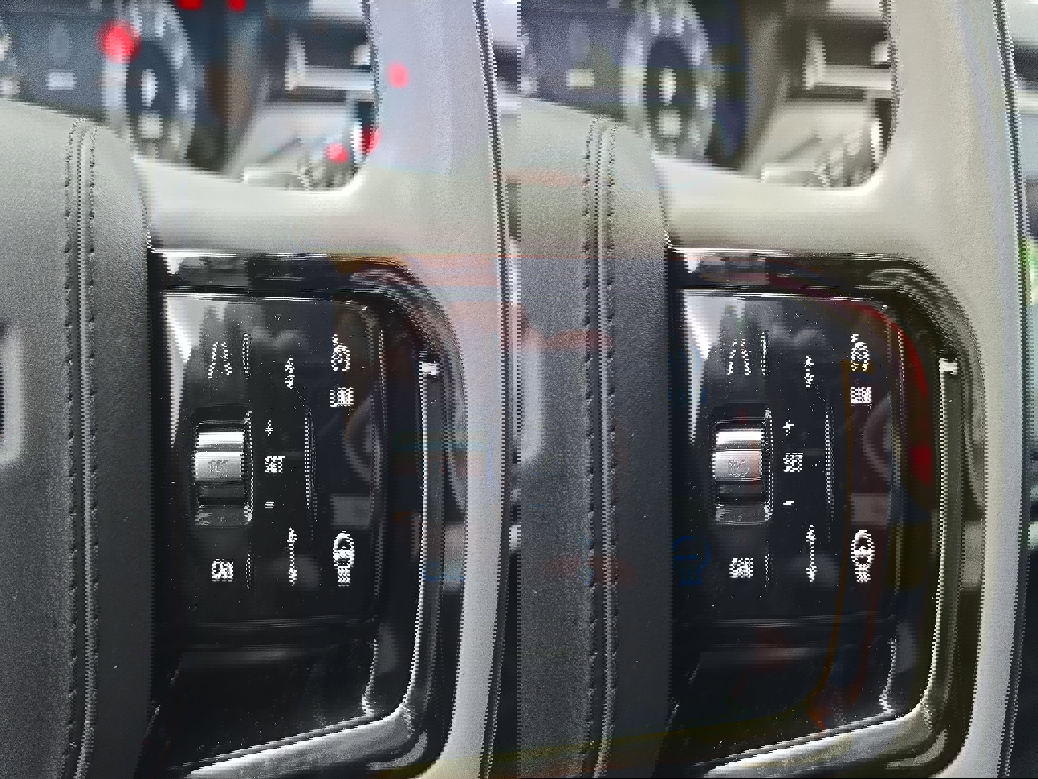 Used 2025 Land Rover Range Rover Velar Dynamic SE image 18