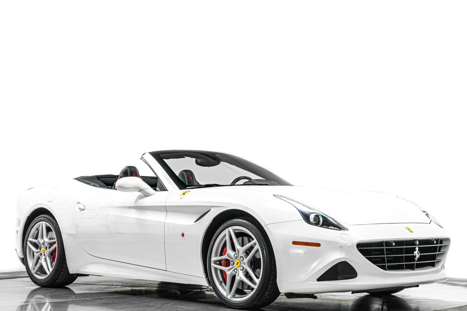 Used 2016 Ferrari California T RWD image 33