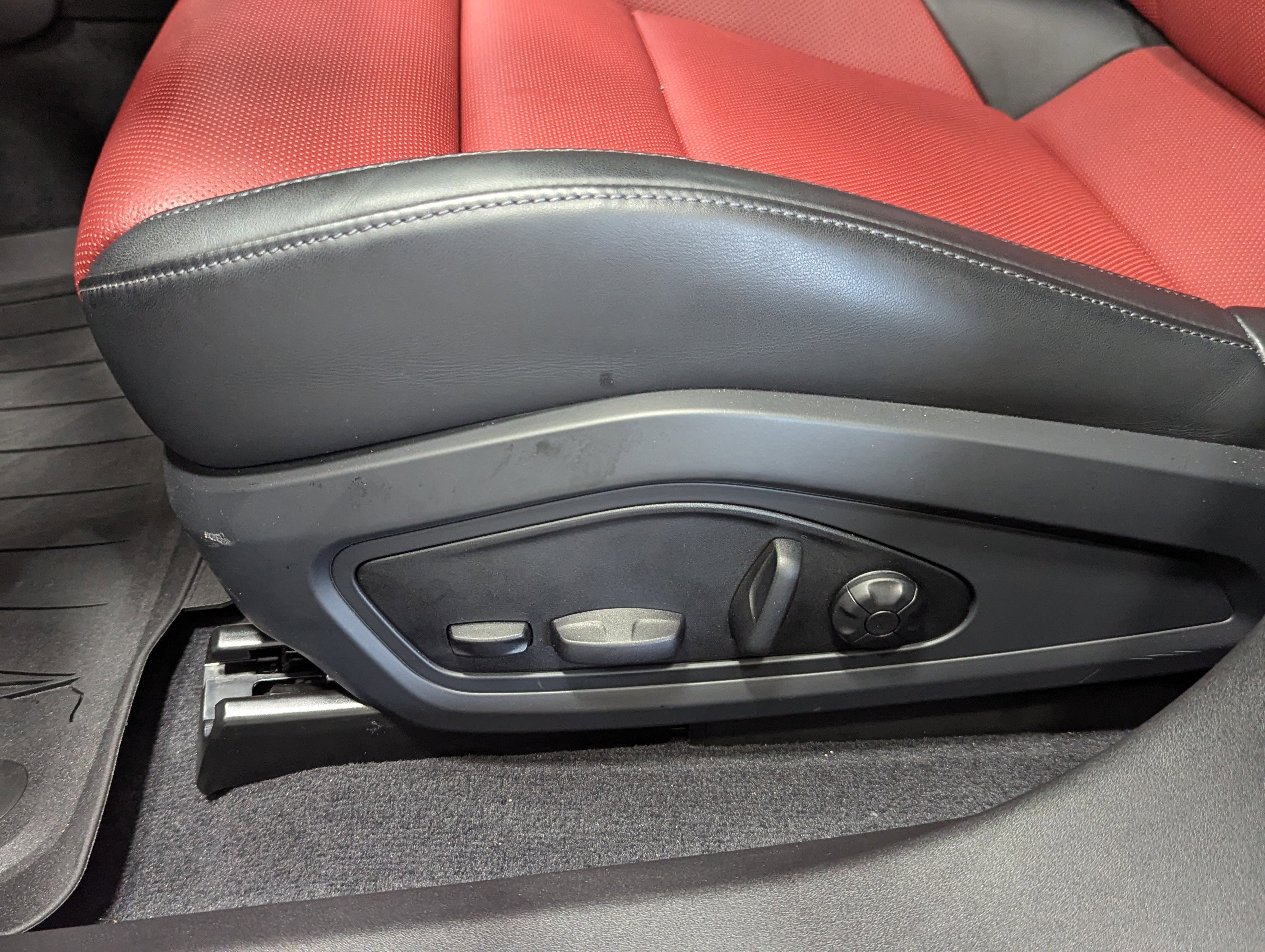 Used 2025 Porsche Taycan 4S image 30