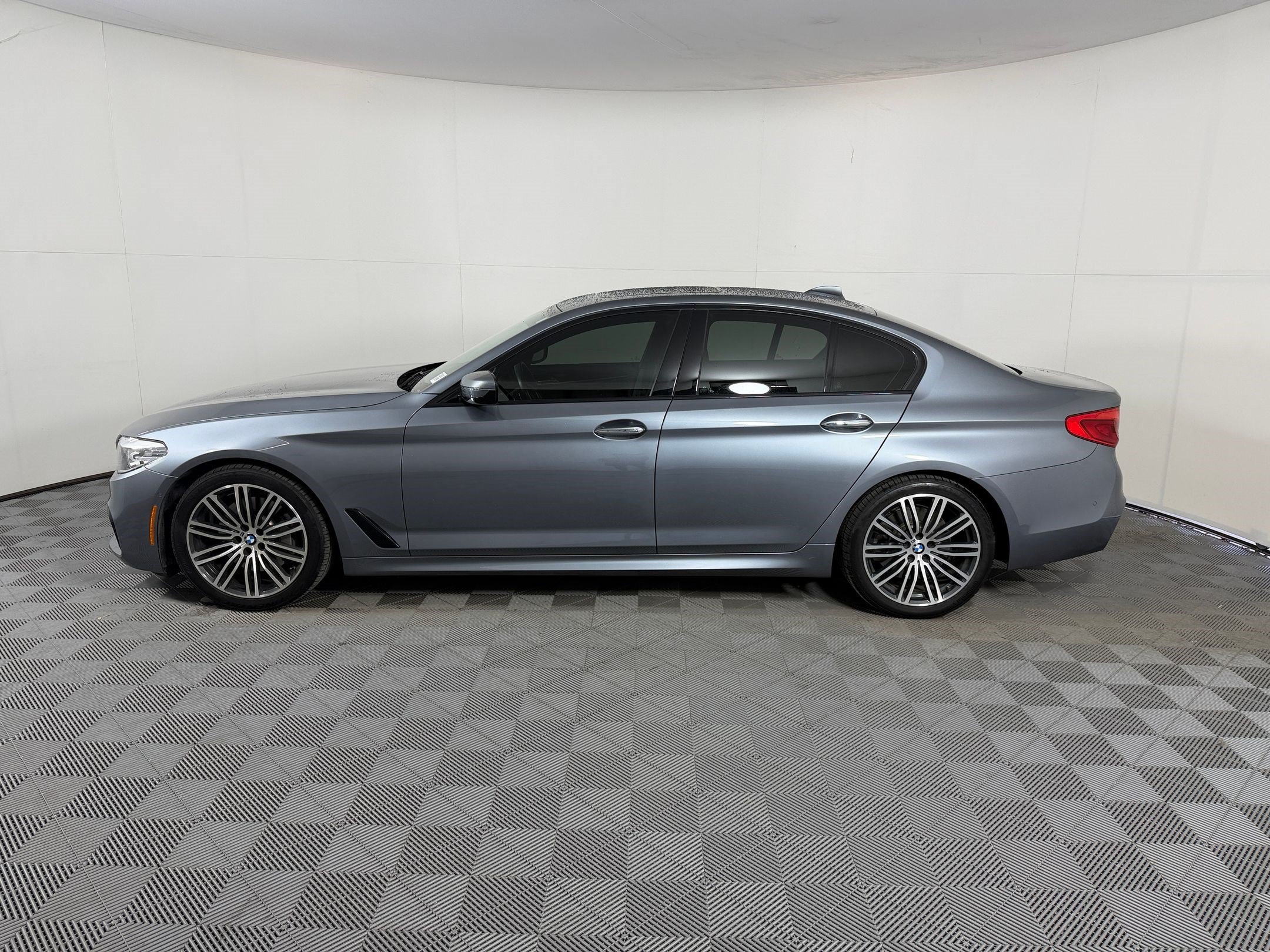 Used 2018 BMW 540i RWD image 2