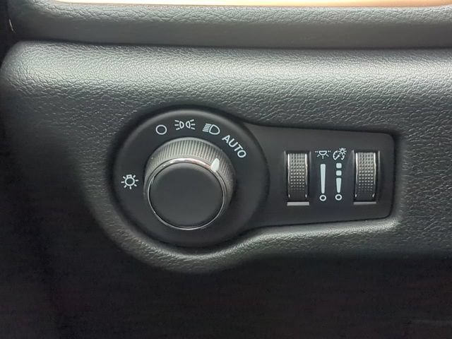 New 2027 Chrysler Pacifica Pinnacle w/ Theater Group AWD/4WD image 30