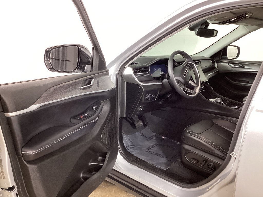 Used 2024 Jeep Grand Cherokee L Limited w/ Black Appearance Package AWD/4WD image 9