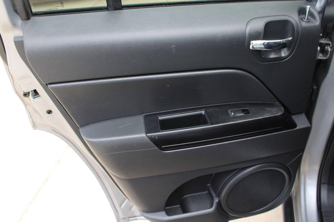 Used 2017 Jeep Patriot Latitude FWD image 15