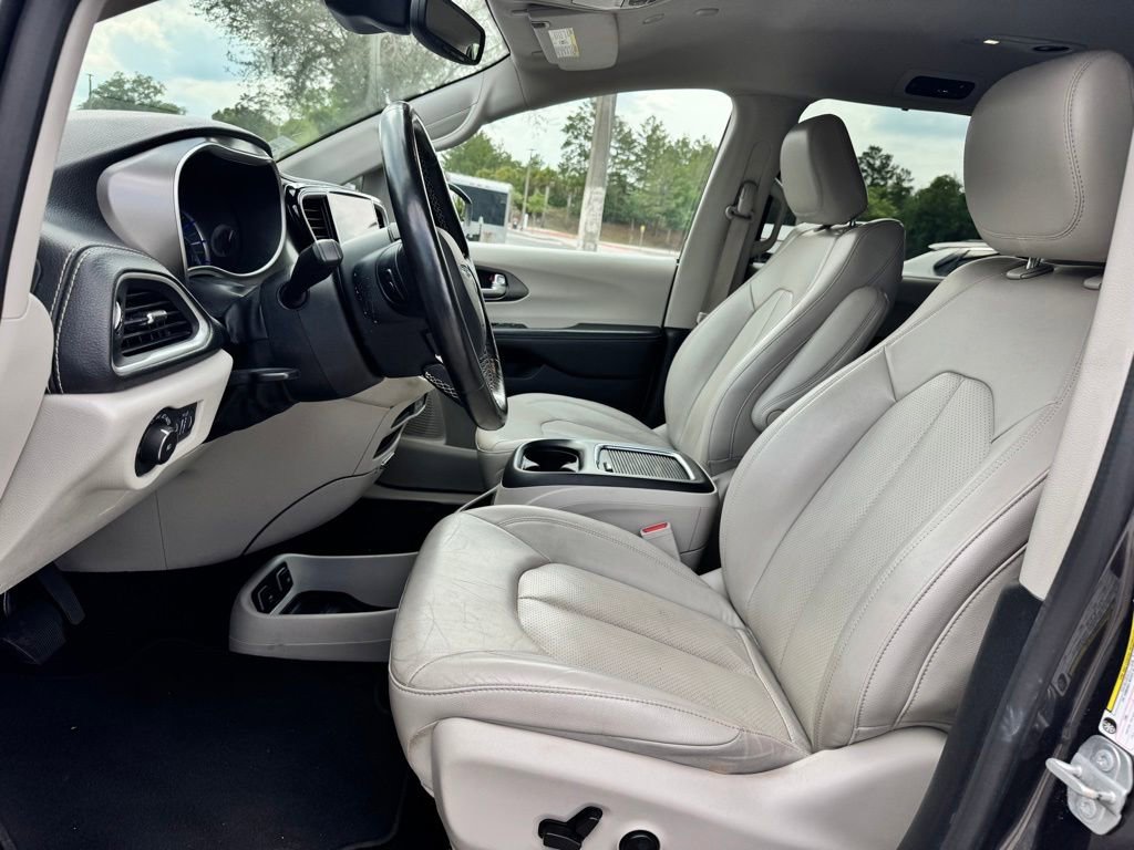 Used 2021 Chrysler Pacifica Touring-L FWD image 8