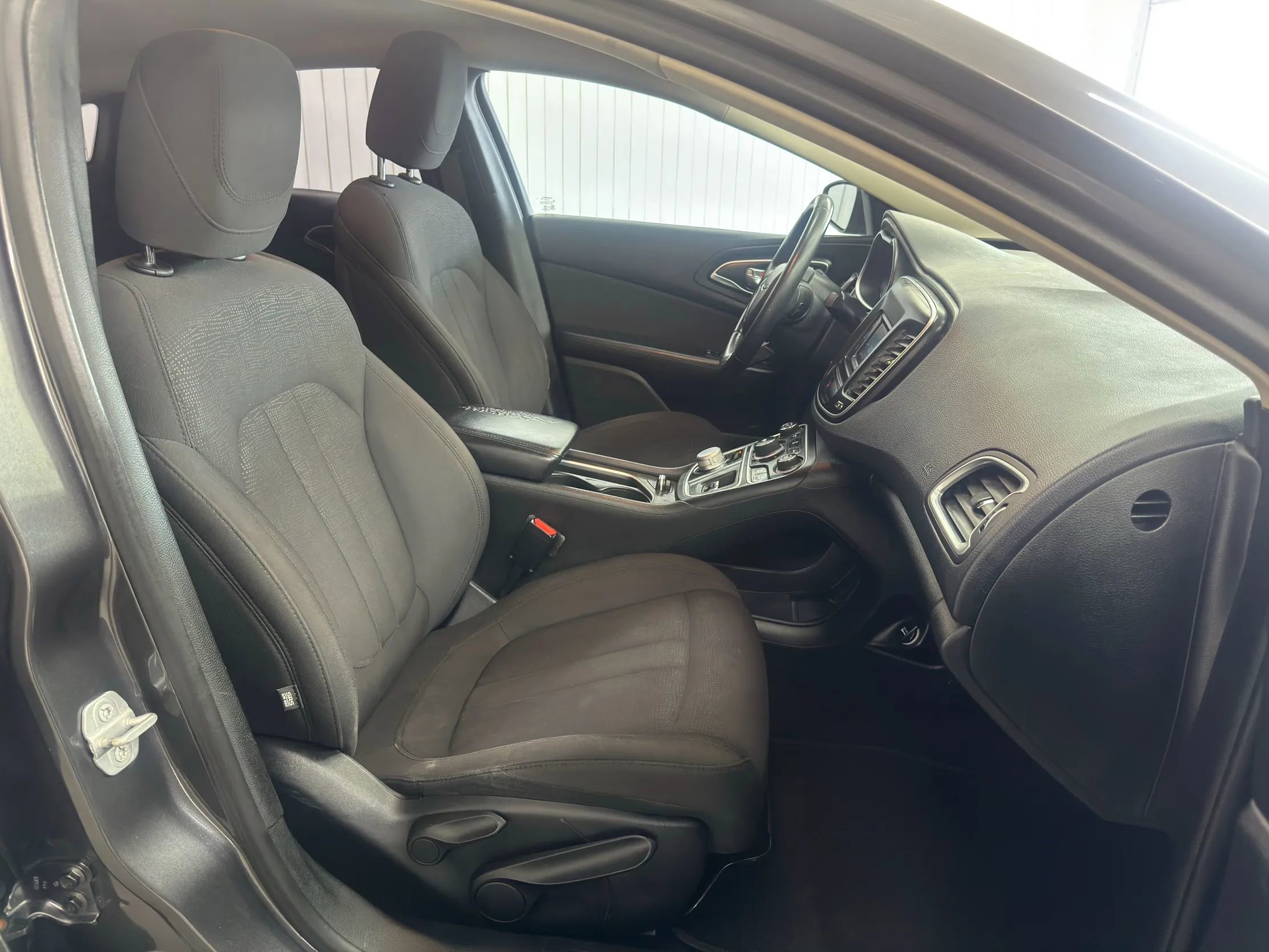 Used 2015 Chrysler 200 Limited w/ Convenience Group image 10