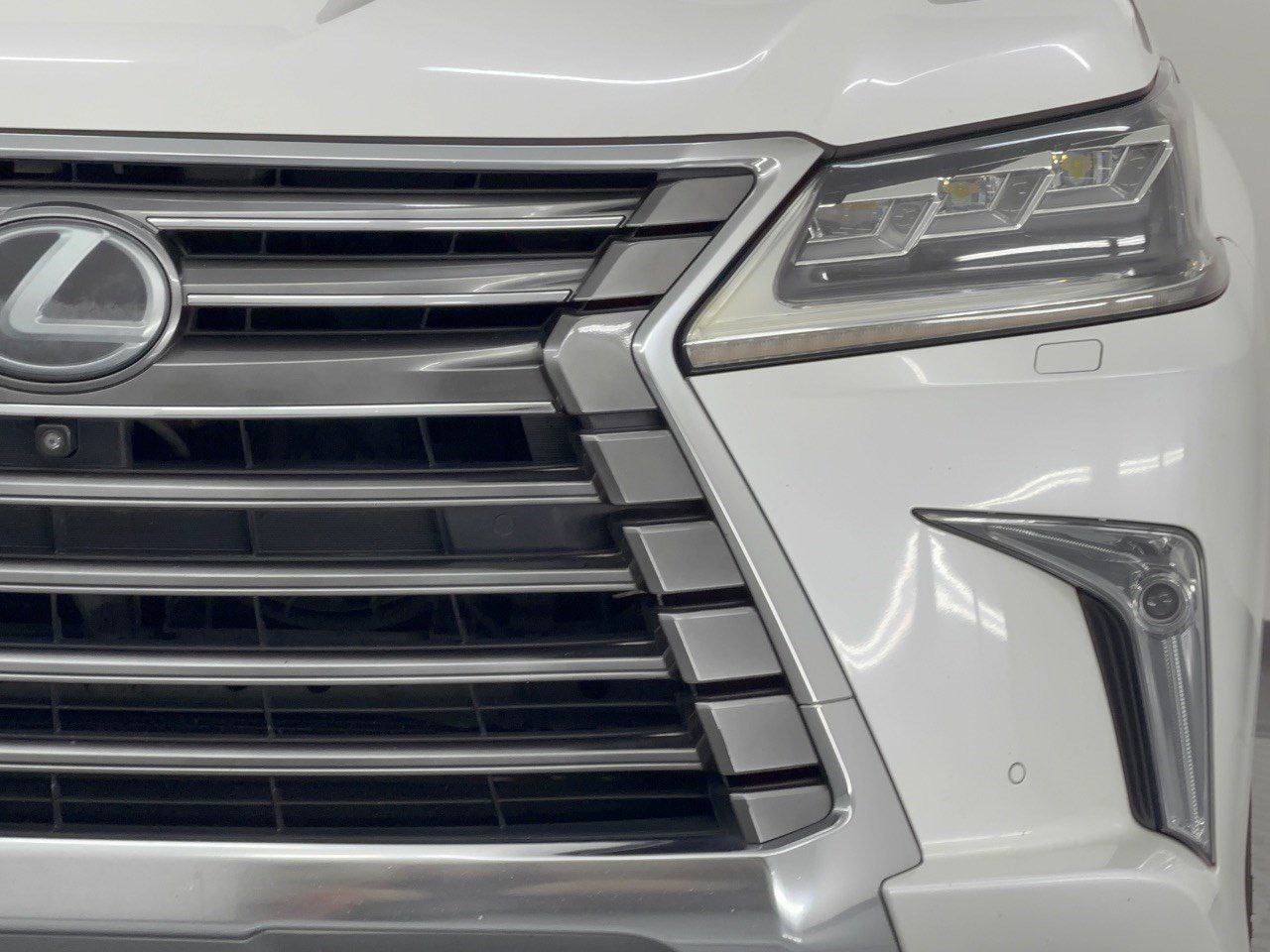 Used 2017 Lexus LX 570 4WD w/ Luxury Package image 12