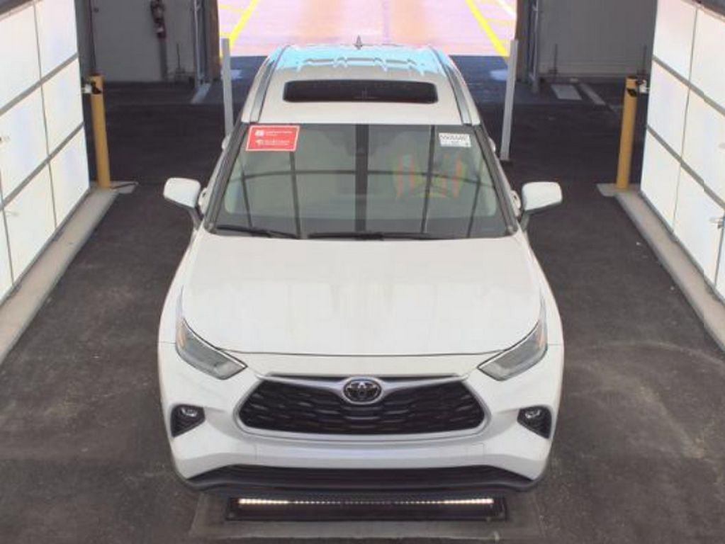 Used 2023 Toyota Highlander XLE FWD image 2