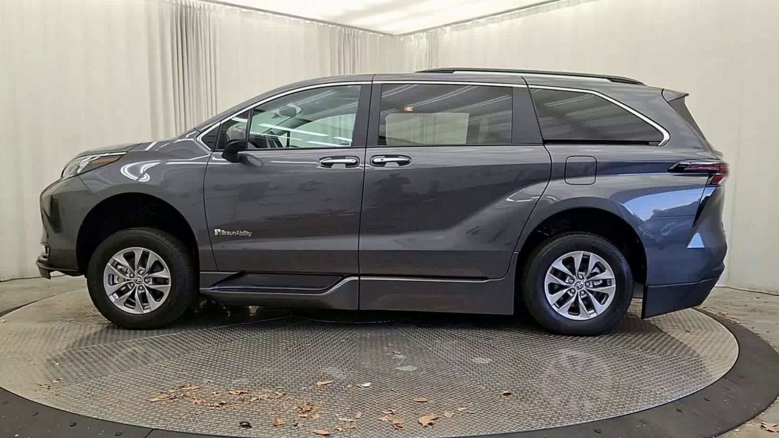 Used 2025 Toyota Sienna XLE w/ XLE Plus Package FWD image 7