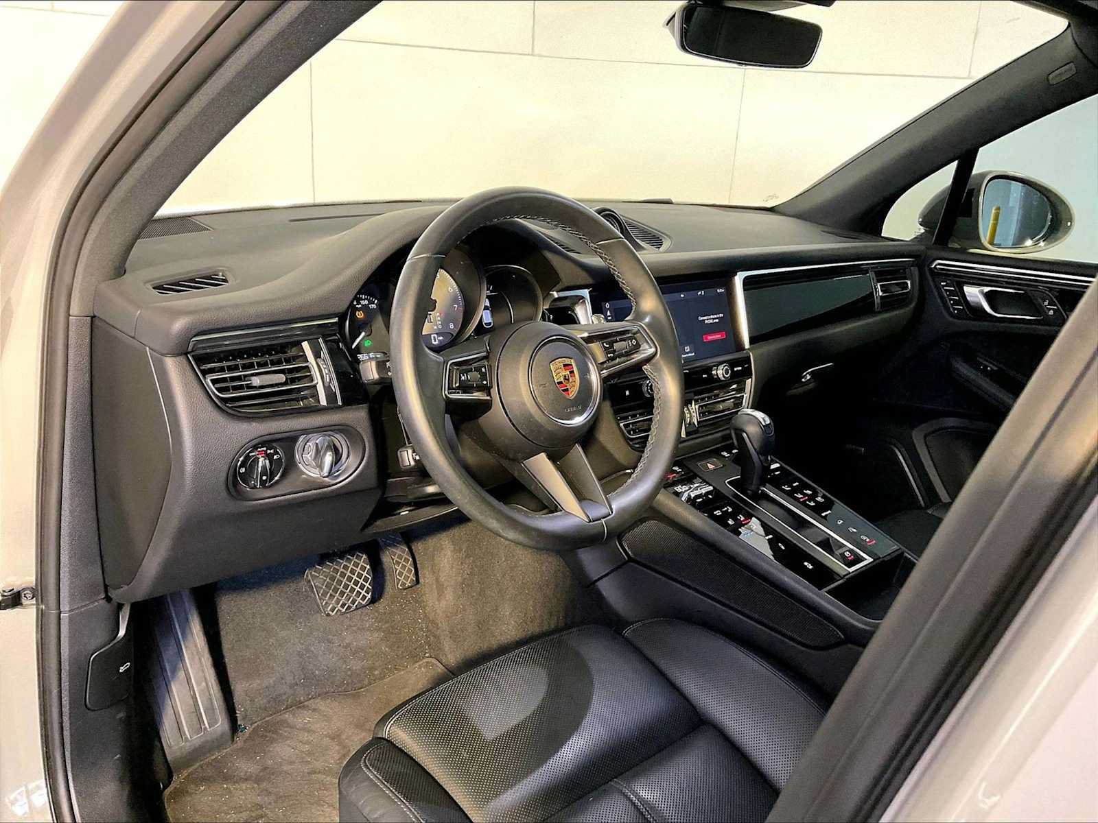 Certified 2023 Porsche Macan S AWD/4WD image 4