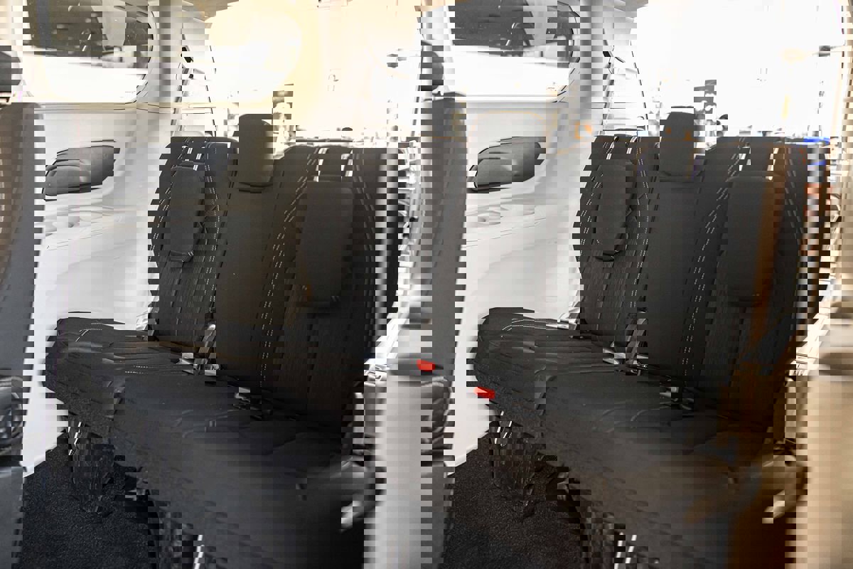 Used 2022 Chrysler Voyager LX image 33