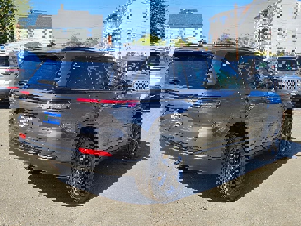 New 2025 Jeep Grand Cherokee Altitude image 5