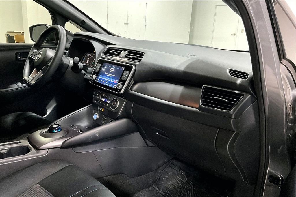 Used 2025 Nissan Leaf S image 19