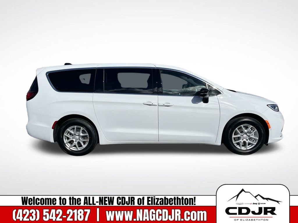 New 2026 Chrysler Pacifica Select image 2