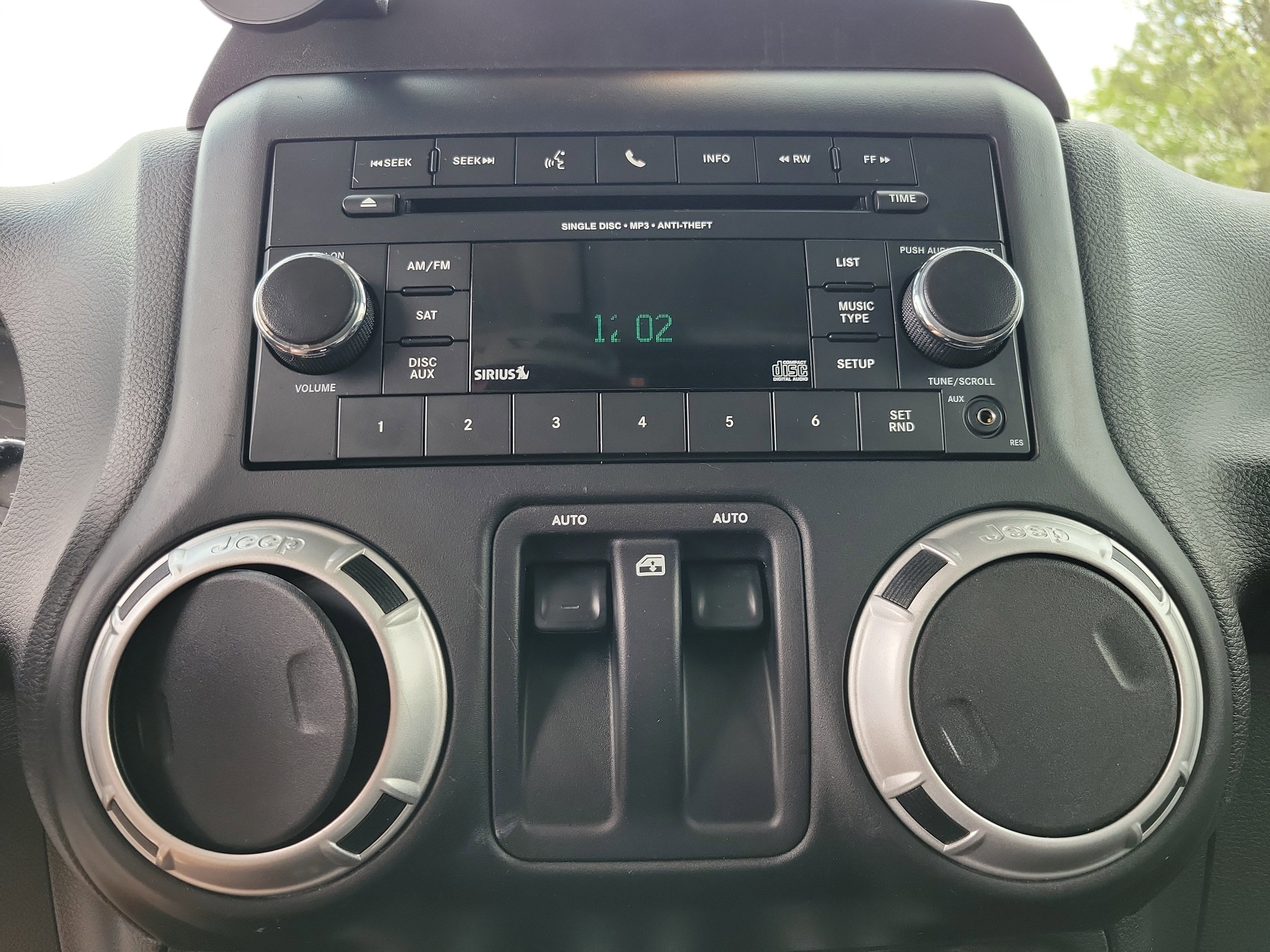 Used 2016 Jeep Wrangler Sahara w/ Connectivity Group image 9