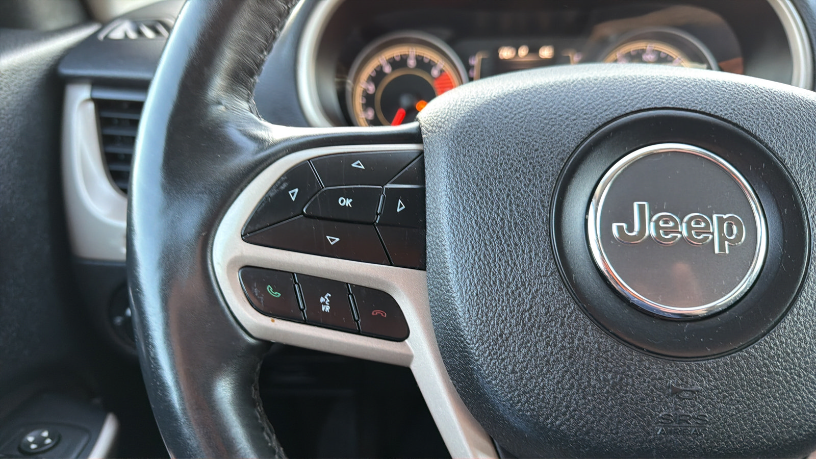 Used 2017 Jeep Cherokee Latitude w/ Cold Weather Group AWD/4WD image 17