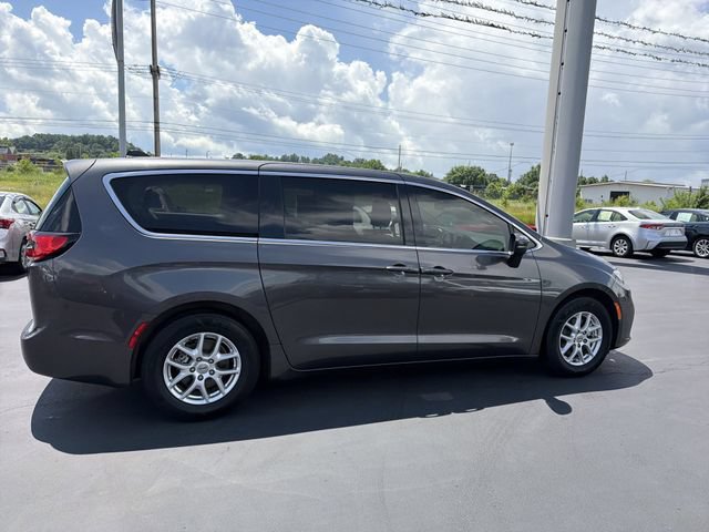 Used 2023 Chrysler Pacifica Touring-L FWD image 3