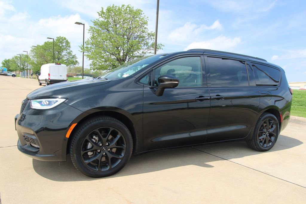 Used 2023 Chrysler Pacifica Touring-L w/ S Appearance Package image 16