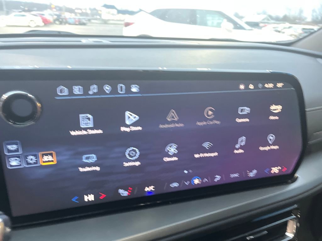 Used 2025 Chevrolet Traverse LT image 11