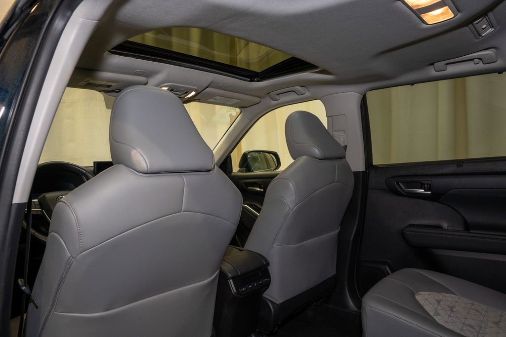 Used 2023 Toyota Highlander Bronze Edition image 10