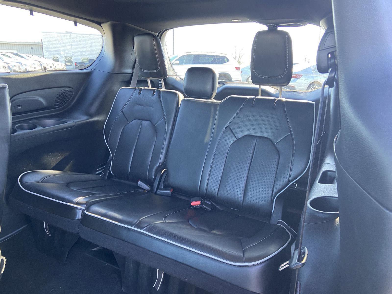 Used 2025 Chrysler Pacifica Limited image 28