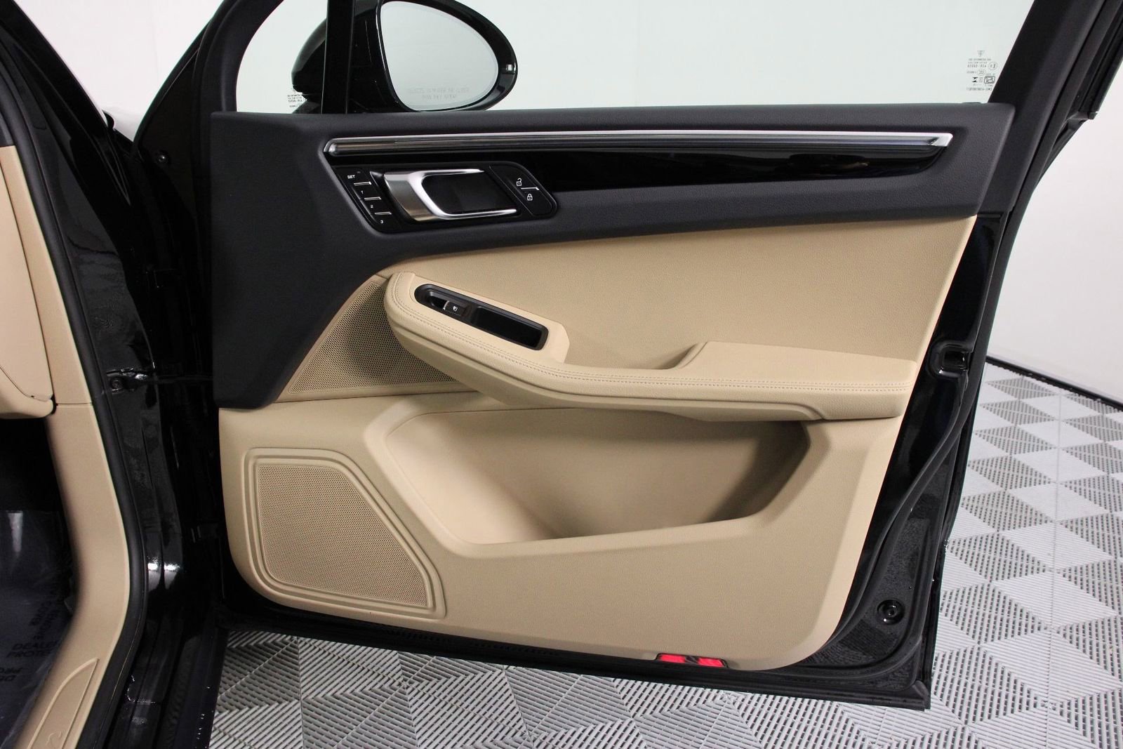 Certified 2025 Porsche Macan image 23