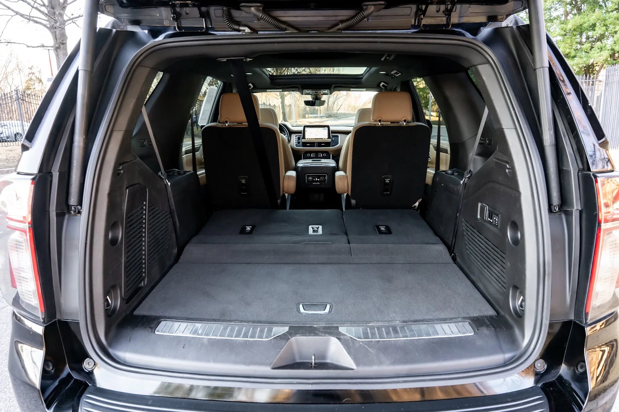 Used 2021 Chevrolet Tahoe Premier w/ Premium Package image 17