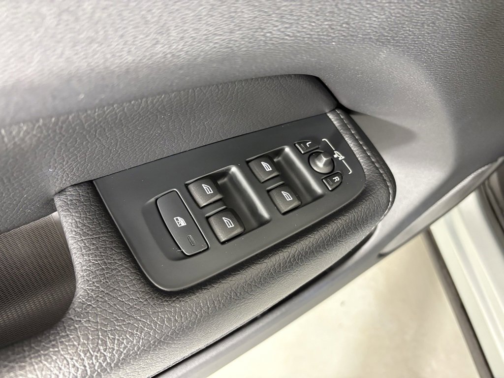 Used 2018 Volvo XC60 T6 Momentum w/ Vision Package image 15