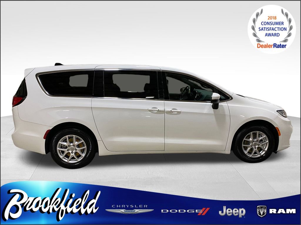 Used 2023 Chrysler Pacifica Touring image 7