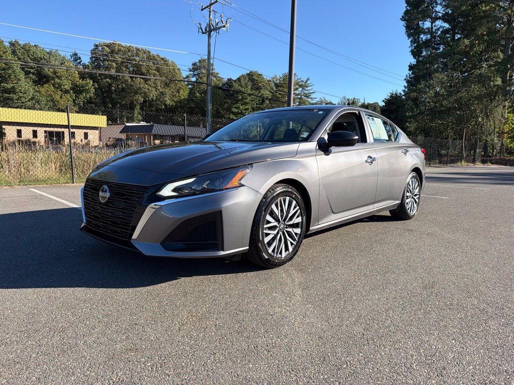 Used 2025 Nissan Altima 2.5 SV FWD image 2