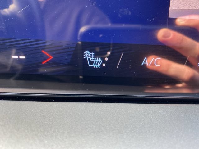 Used 2025 Chevrolet Traverse LT FWD image 3